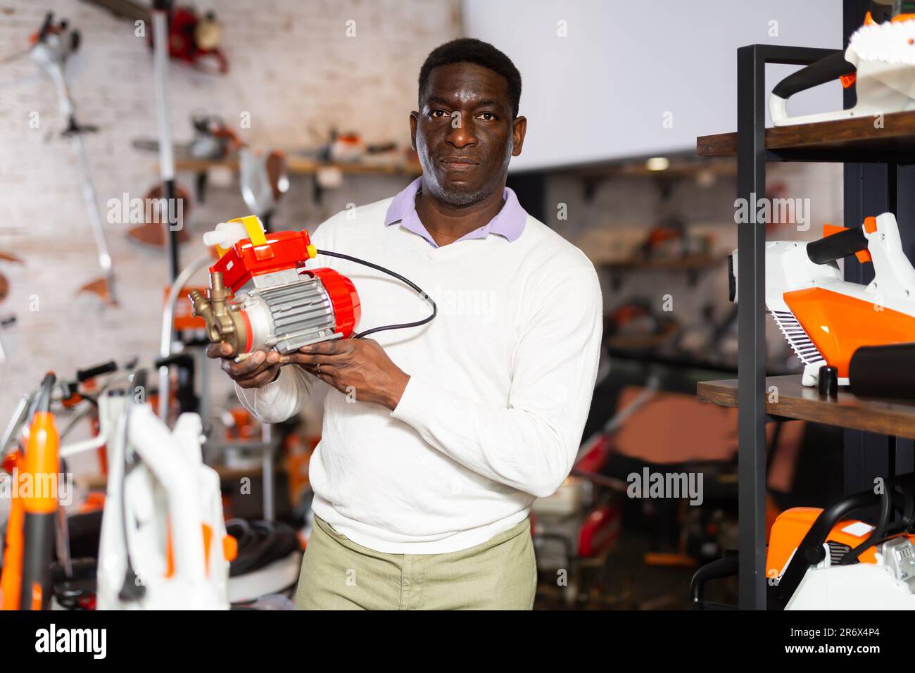 Choosing tools garden centre hi-res stock photography and images - Alamy