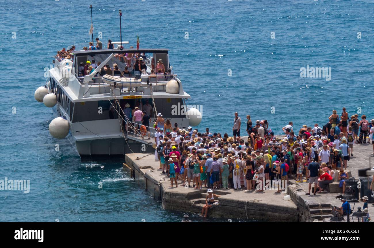 Gente subiendo al barco en la ciudad de Positano, una de las más bellas de la costa de Amalfi, Italy Stock Photo