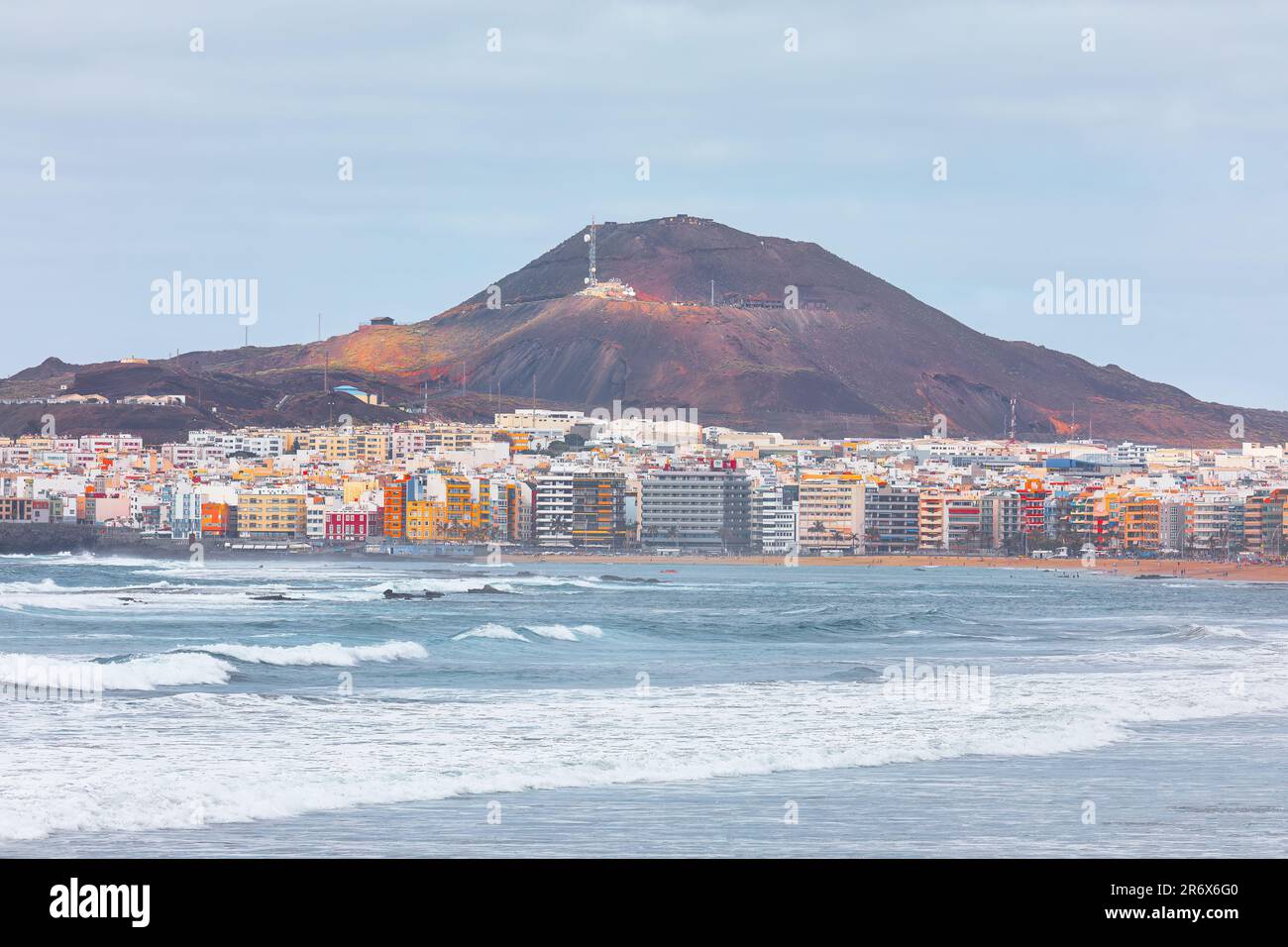 lineær Skelne Poesi Las Palmas City in Gran Canaria . Atlantic Ocean waves at Canary Island  coast Stock Photo - Alamy