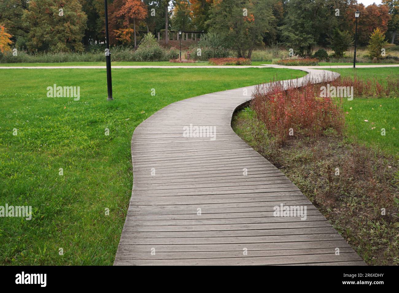 Beautiful public city park with pathway and green grass Stock Photo - Alamy