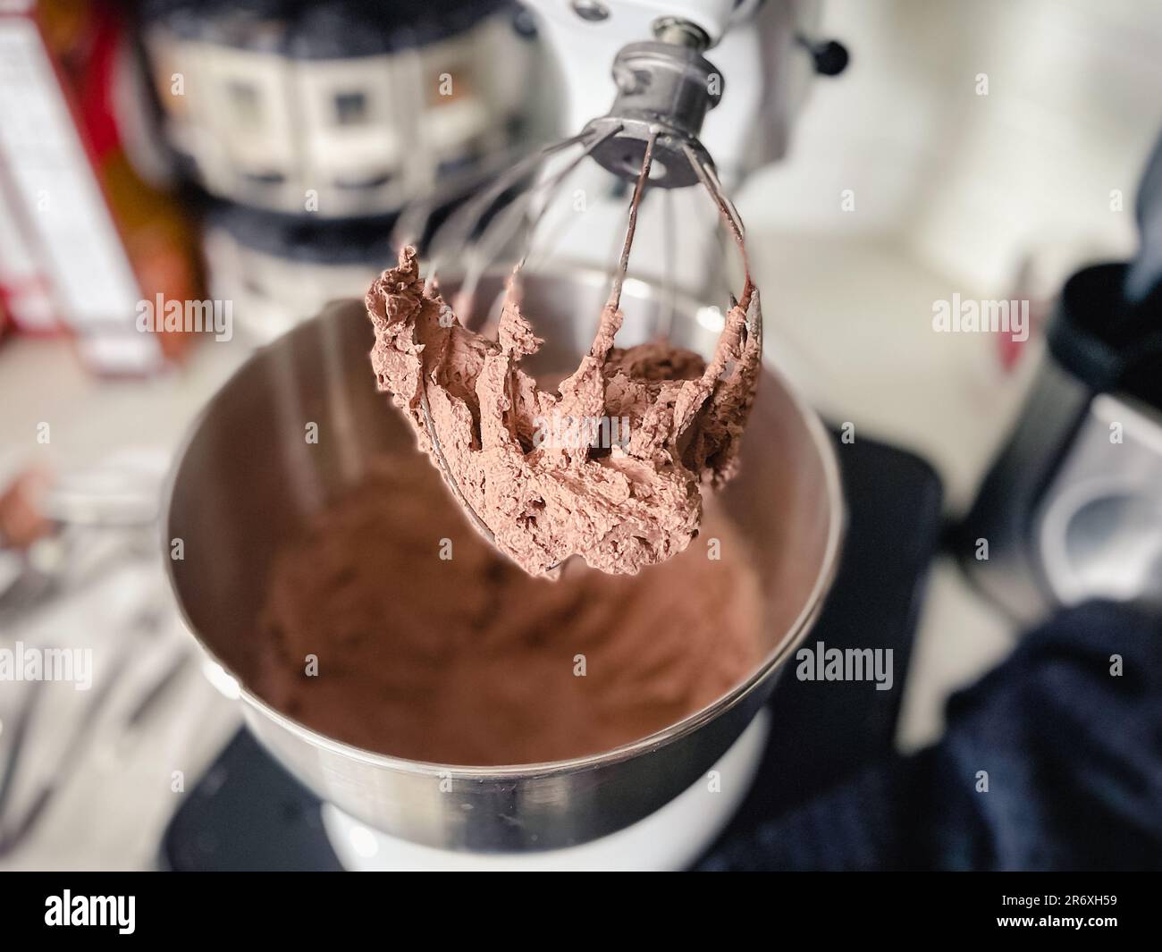 Mixing Whipped Cream in a Stand Mixer with a Whisk Attachment: Heavy  whipping cream mixed with a stand mixer wire whisk Stock Photo - Alamy