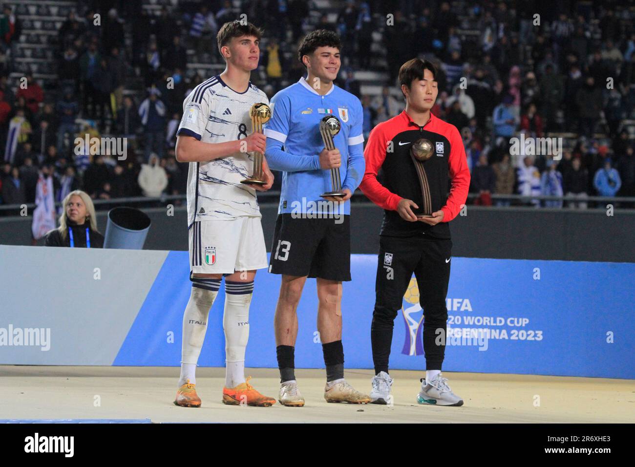 La Plata, Argentina. 11th June, 2023. Italy's midfielder Cesare Casadei (L), Uruguay's defender Alan Matturro (C) and South Korean midfielder Lee Seungwon (R) pose for a picture with the adidas Golden, Silver and Bronze Ball Award respectively after the end of the Argentina 2023 U-20 World Cup final match between Uruguay and Italy, at Ciudad de La Plata Stadium, in La Plata, Argentina on June 11. Photo: Pool Pelaez Burga/DiaEsportivo/DiaEsportivo/Alamy Live News Credit: DiaEsportivo/Alamy Live News Stock Photo
