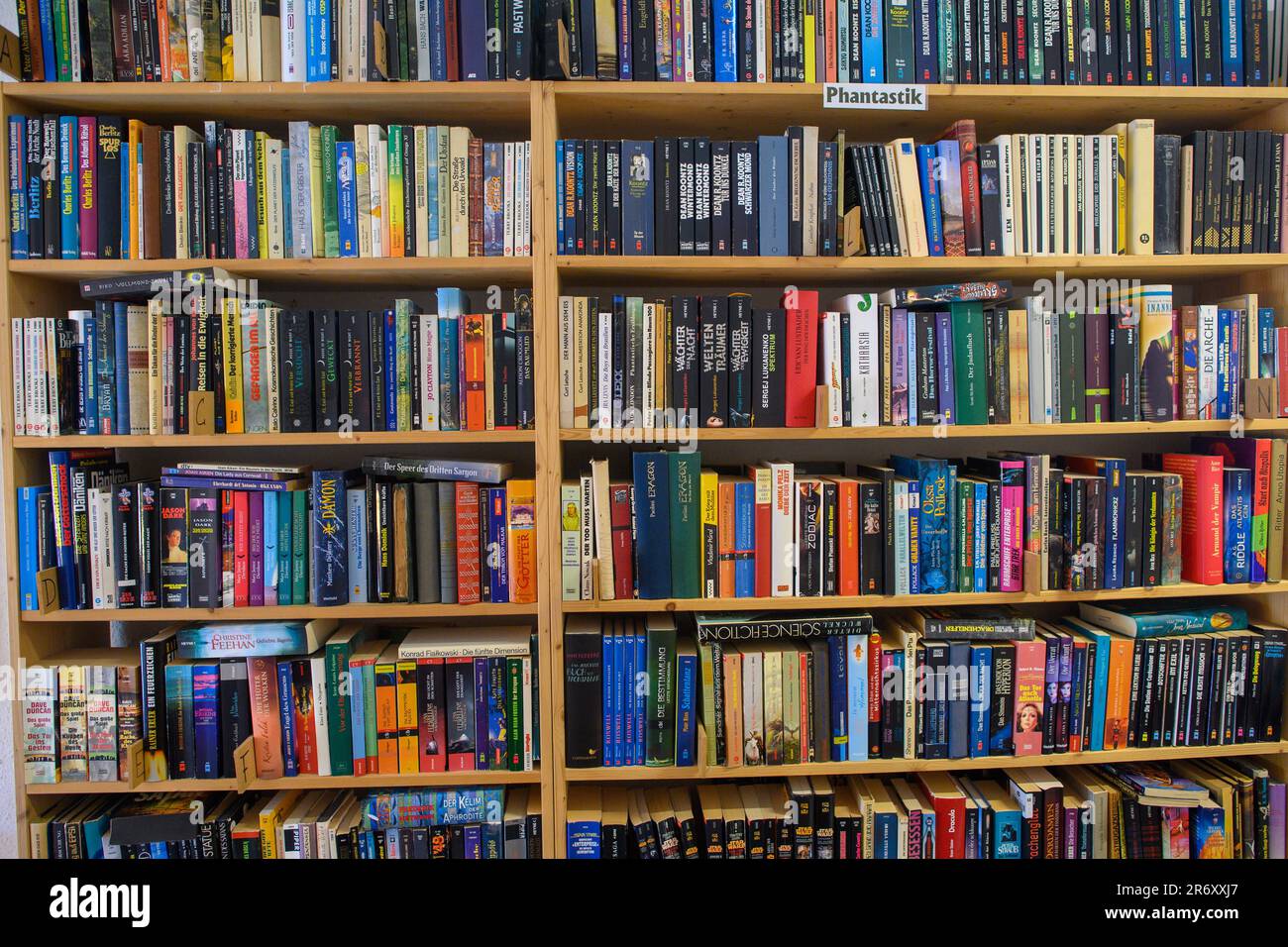 PRODUCTION 25 May 2023, SaxonyAnhalt, Mühlbeck A bookshelf in the