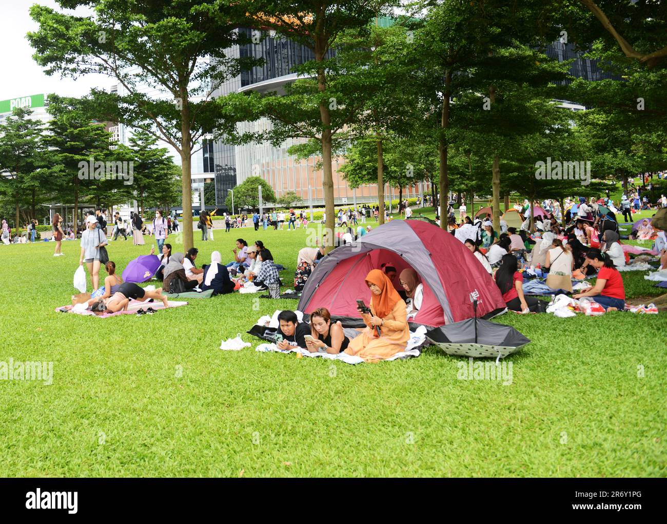 indonesian-domestic-helpers-enjoying-their-sunday-day-off-in-tamar-park