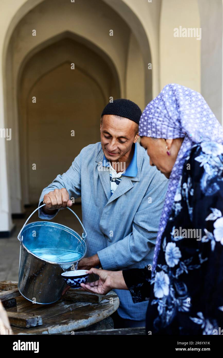 Үлкен заттармен анальды мастурбация
