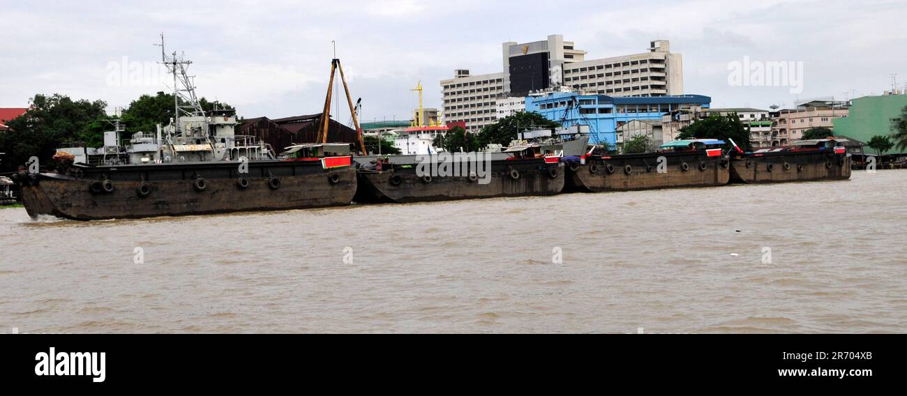 Barges and boats on the Chao Phraya river in Bangkok Stock Photo - Alamy