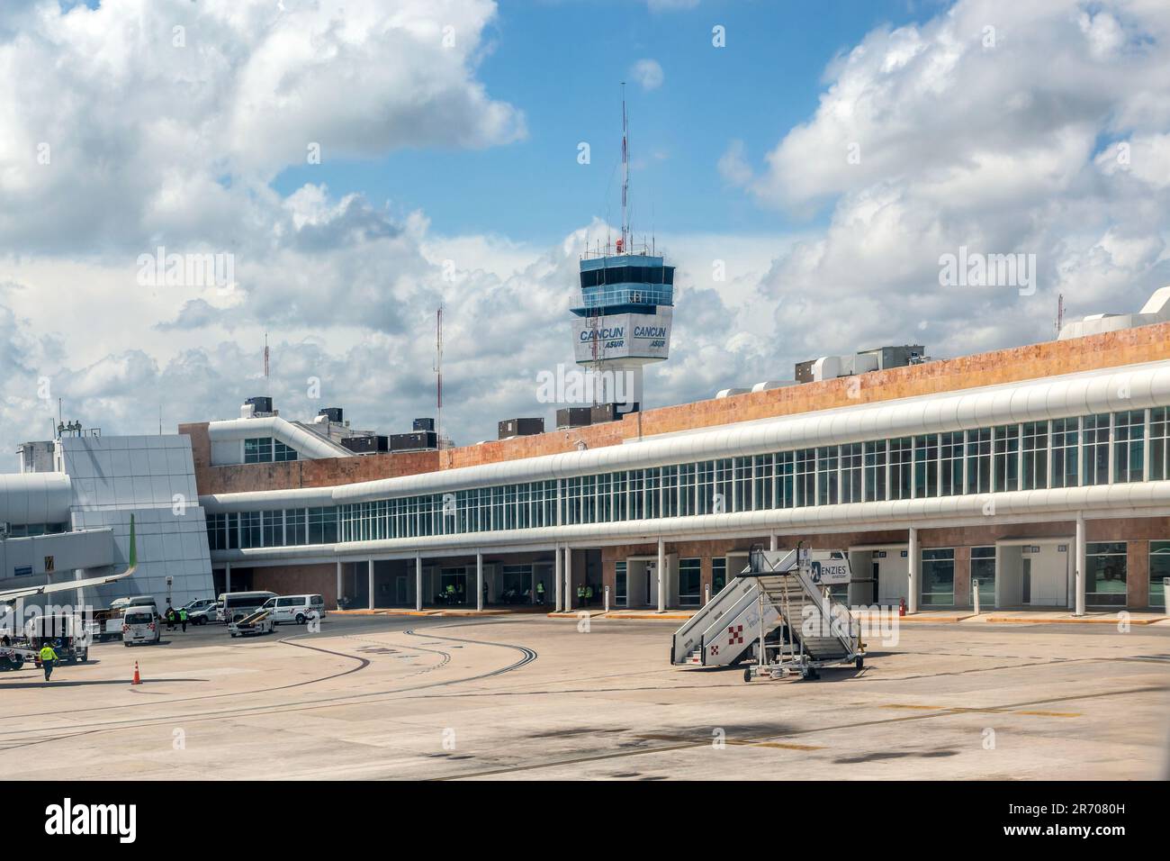 Control tower and terminal buildings, Terminal 2, Cancun International