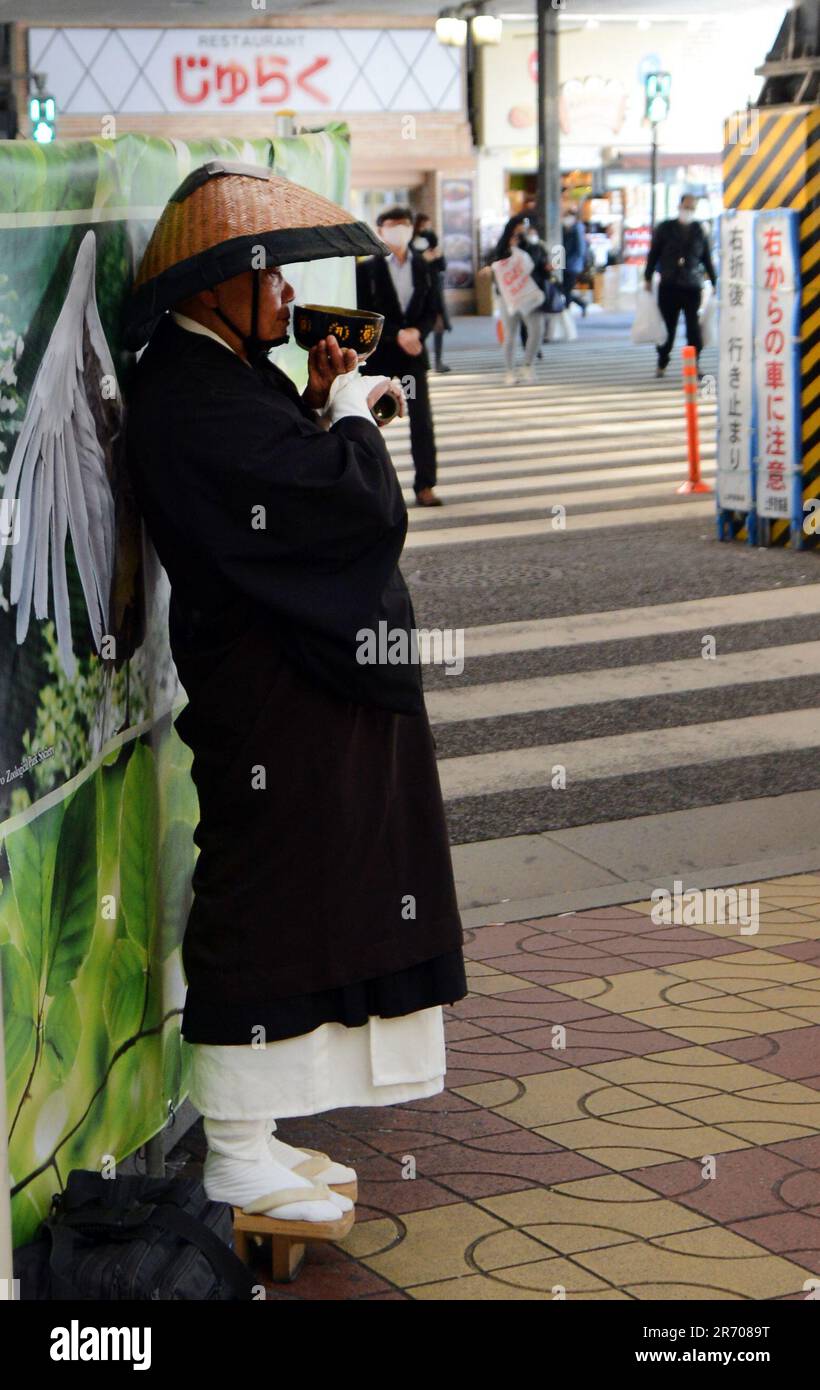 A Japanese Zen monk collecting alms outside the Ueno station in Tokyo, Japan. Stock Photo