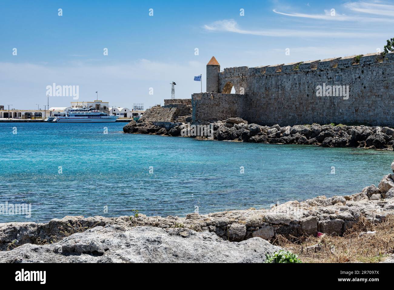 Der De Naillac-Turm und Festung an der Spitze des Kolona-Hafens auf Rhodos Stock Photo