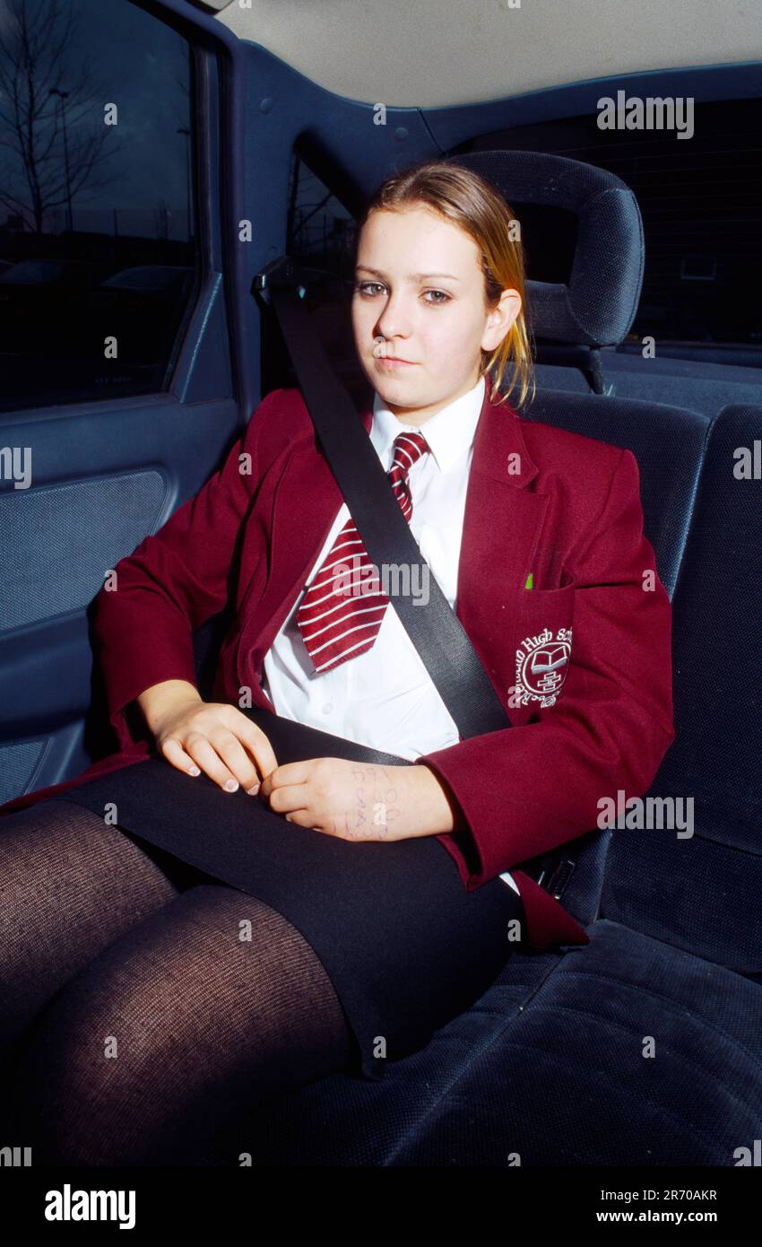 teenage-girl-seat-belt