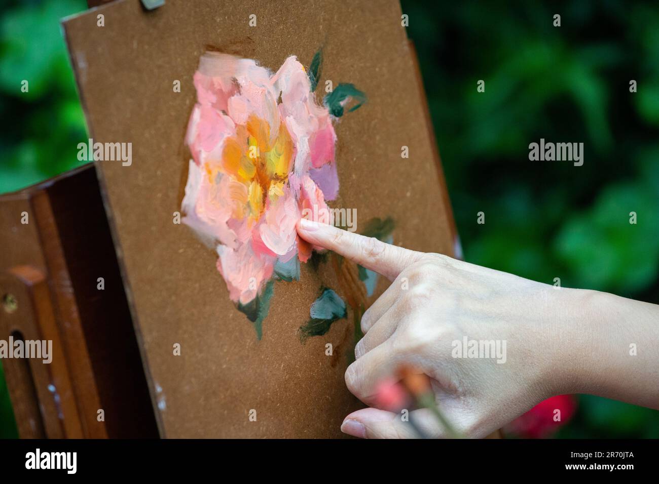 Young fingers artist at drawing easel Stock Photo by ©anrymoscow 96379940