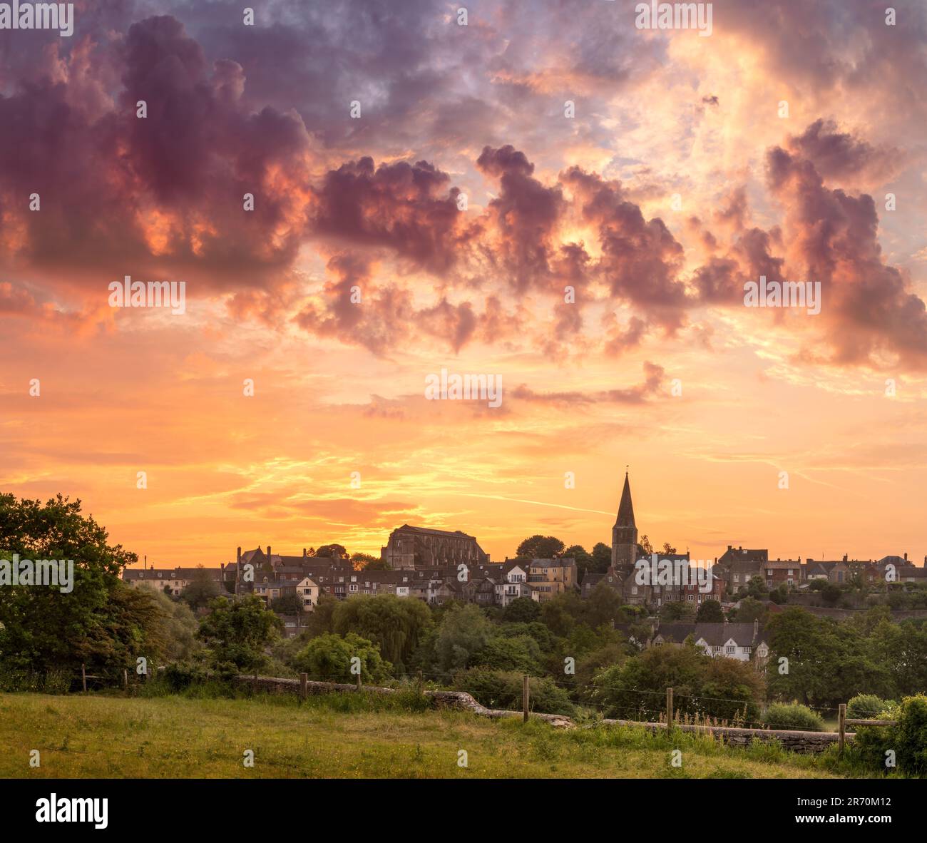 Malmesbury, Wiltshire, England - With a warning of thunder storms, the hot and humid weather is forecast to continue into this week. Before sunrise th Stock Photo