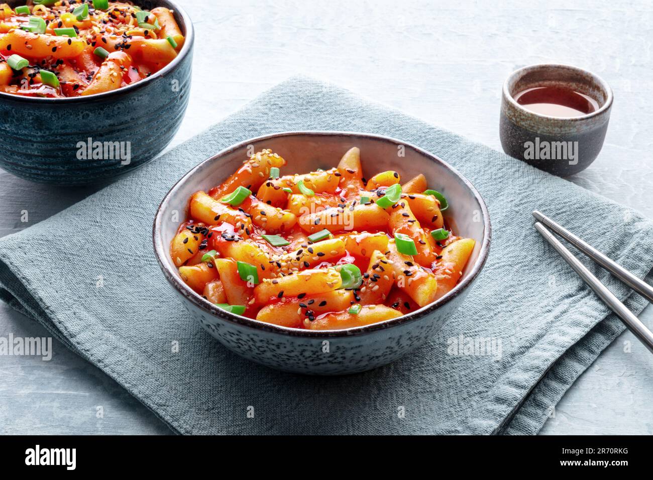 https://c8.alamy.com/comp/2R70RKG/tteokbokki-or-topokki-and-rabokki-korean-street-food-spicy-rice-cakes-in-red-pepper-gochujang-sauce-a-popular-dish-with-a-drink-2R70RKG.jpg
