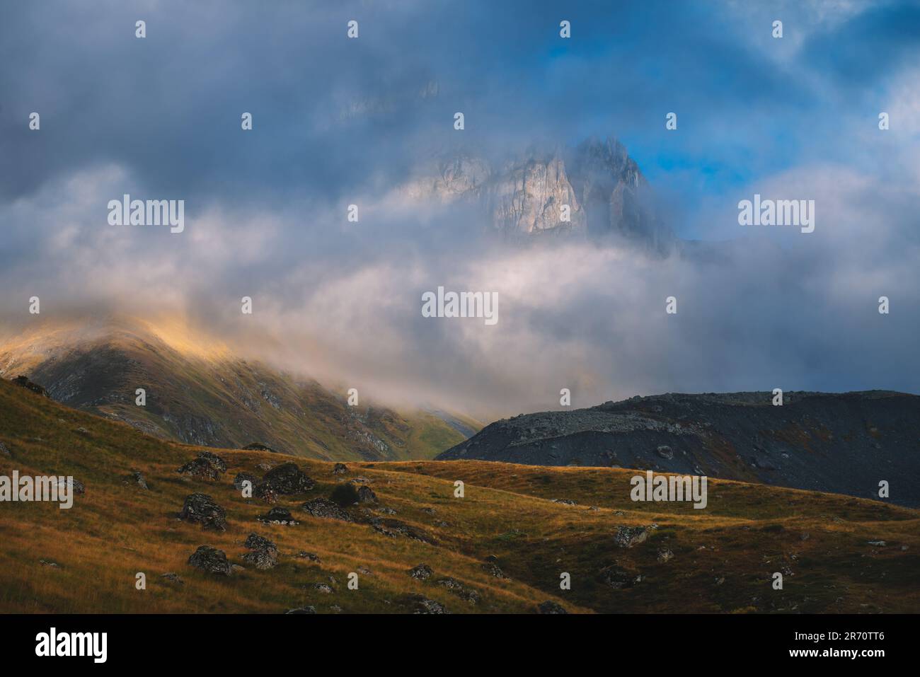 Foggy rocky mountains hi-res stock photography and images - Alamy
