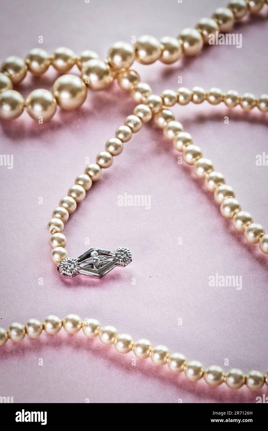 Vintage String of Pearls with decorative Clasp, USA Stock Photo Alamy