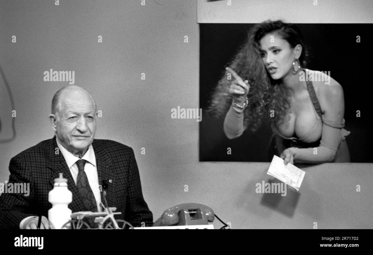 TRASMISSIONE TELEVISIVA STRISCIA LA NOTIZIA, GINO BARTALI CON ANGELA CAVAGNA  Editorial Usage Only Stock Photo - Alamy