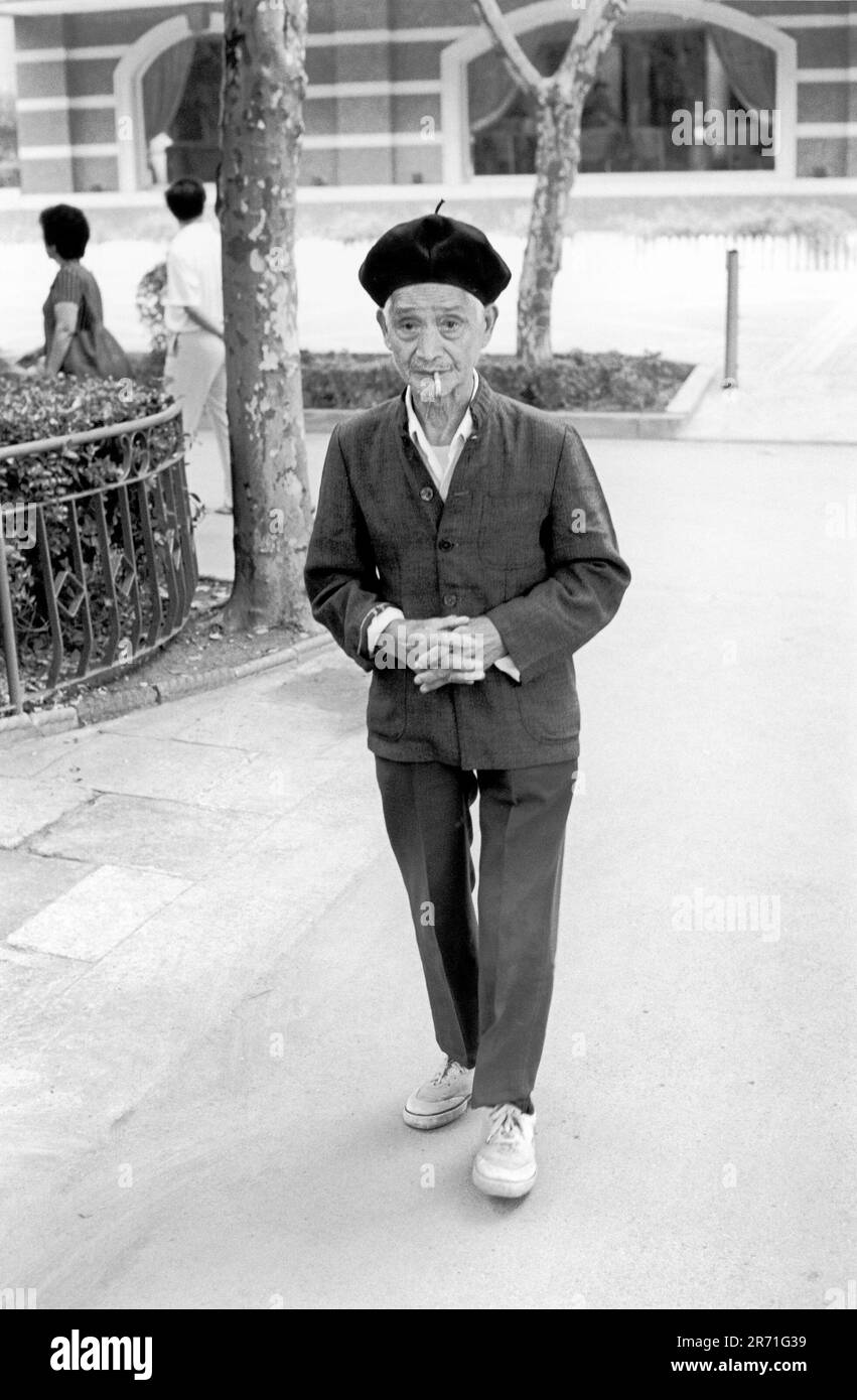 Shanghai China 2000.  An elderly man sporting a beret in the former French Park, now Fuxing Park.  He is wearing the so-called Sun Yat Sen suit, a single-breasted jacket with soft collar and four large pockets, adopted as the modern Chinese male costume after the 1911 Revolution in place of the long gown.  Before 1911 the Chinese male costume had no pockets. 2000s HOMER SYKES Stock Photo