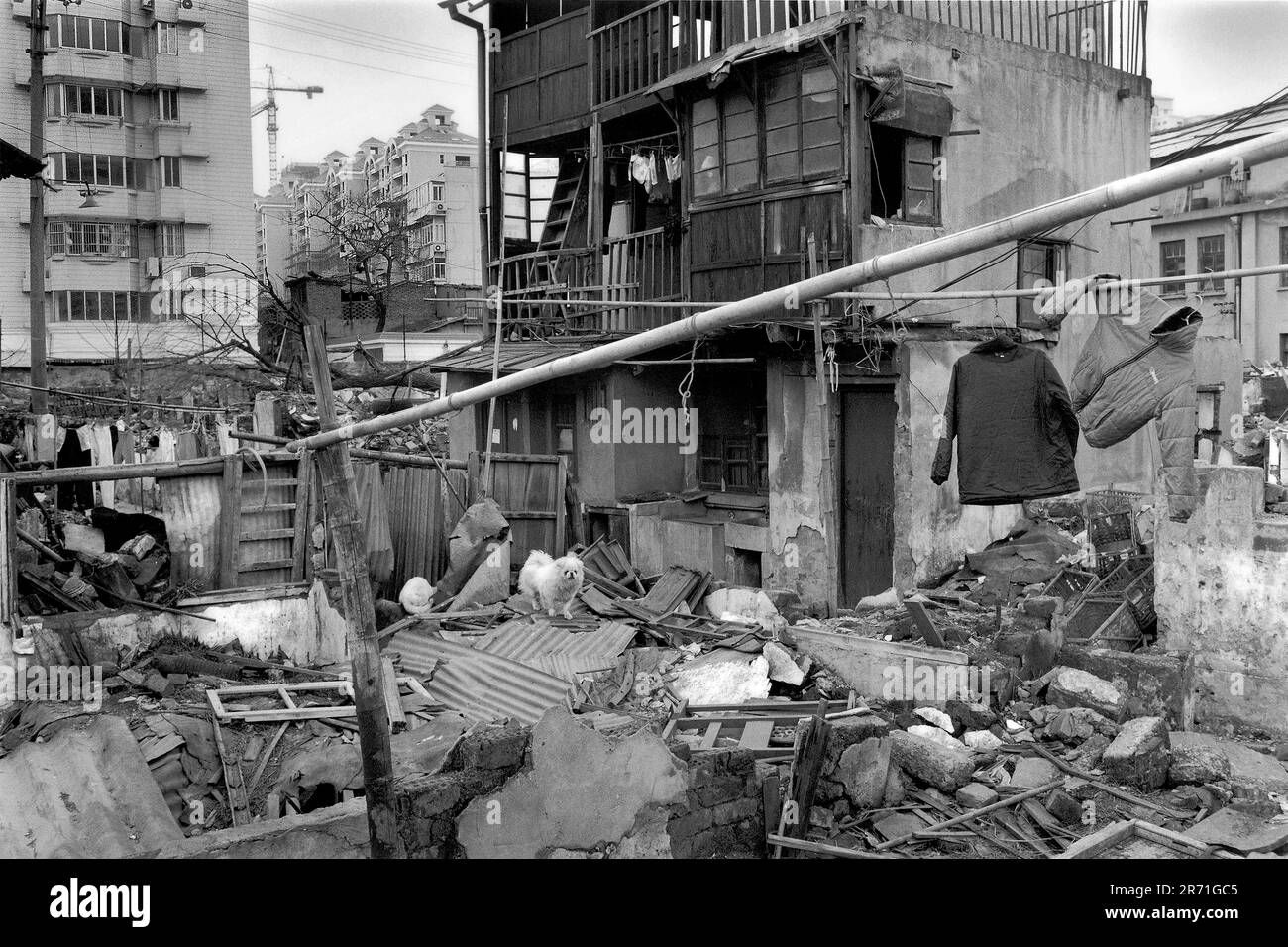 Shanghai China 2000. Laundry still hangs out to dry as traditional housing is torn down in Ruijin Nan Lu to make way for modern buildings. 2000s HOMER SYKES Stock Photo