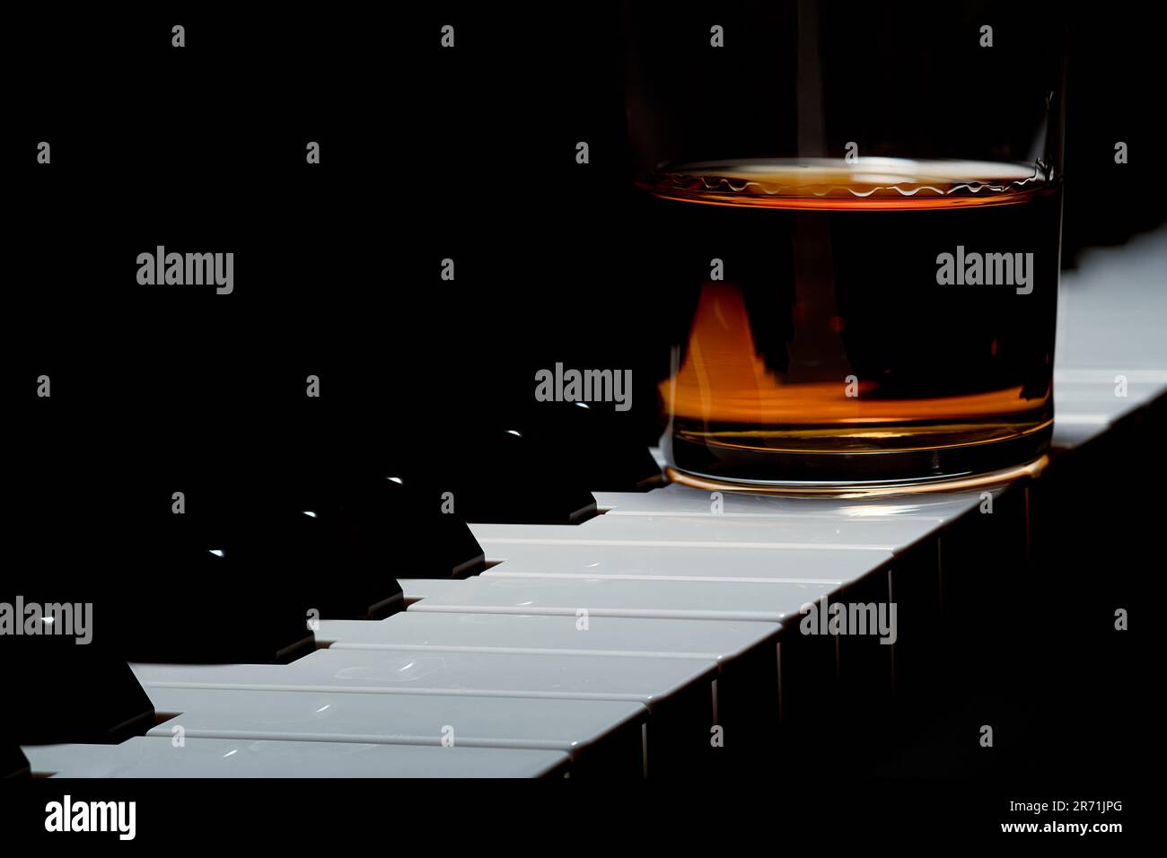 Glass piano whiskey alcohol hi-res stock photography and images - Alamy