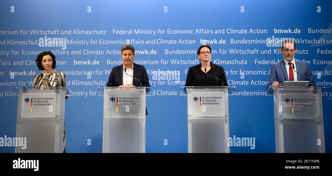 12 June 2023, Berlin: Robert Habeck (2nd from left, Bündnis 90/Die Grünen), Federal Minister of Economics and Climate Protection, and Klara Geywitz (2nd from right, SPD), Federal Minister for Building and Housing, make their comments together with Hansjörg Roll (r), President of the Energy Efficiency Association for Heating, Cooling and CHP (AGFW), and Ramona Pop (l), Executive Director of the Federation of German Consumer Organisations (vzbv), at a press conference following the 'District Heating Summit' at the Federal Ministry of Economics and Climate Protection. The consultations with repre Stock Photo