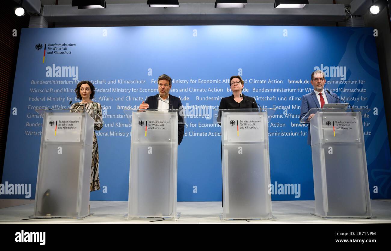 12 June 2023, Berlin: Robert Habeck (2nd from left, Bündnis 90/Die Grünen), Federal Minister of Economics and Climate Protection, and Klara Geywitz (2nd from right, SPD), Federal Minister for Building and Housing, make their comments together with Hansjörg Roll (r), President of the Energy Efficiency Association for Heating, Cooling and CHP (AGFW), and Ramona Pop (l), Executive Director of the Federation of German Consumer Organisations (vzbv), at a press conference following the 'District Heating Summit' at the Federal Ministry of Economics and Climate Protection. The consultations with repre Stock Photo