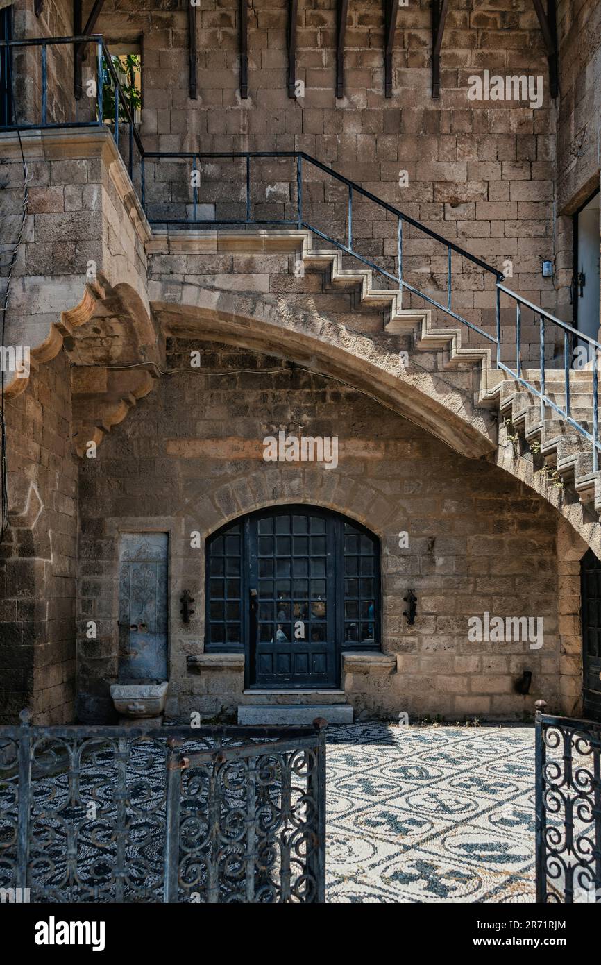 Innenhof mit Kiesel-Mosaik in der Altstadt von Rhodos Stock Photo