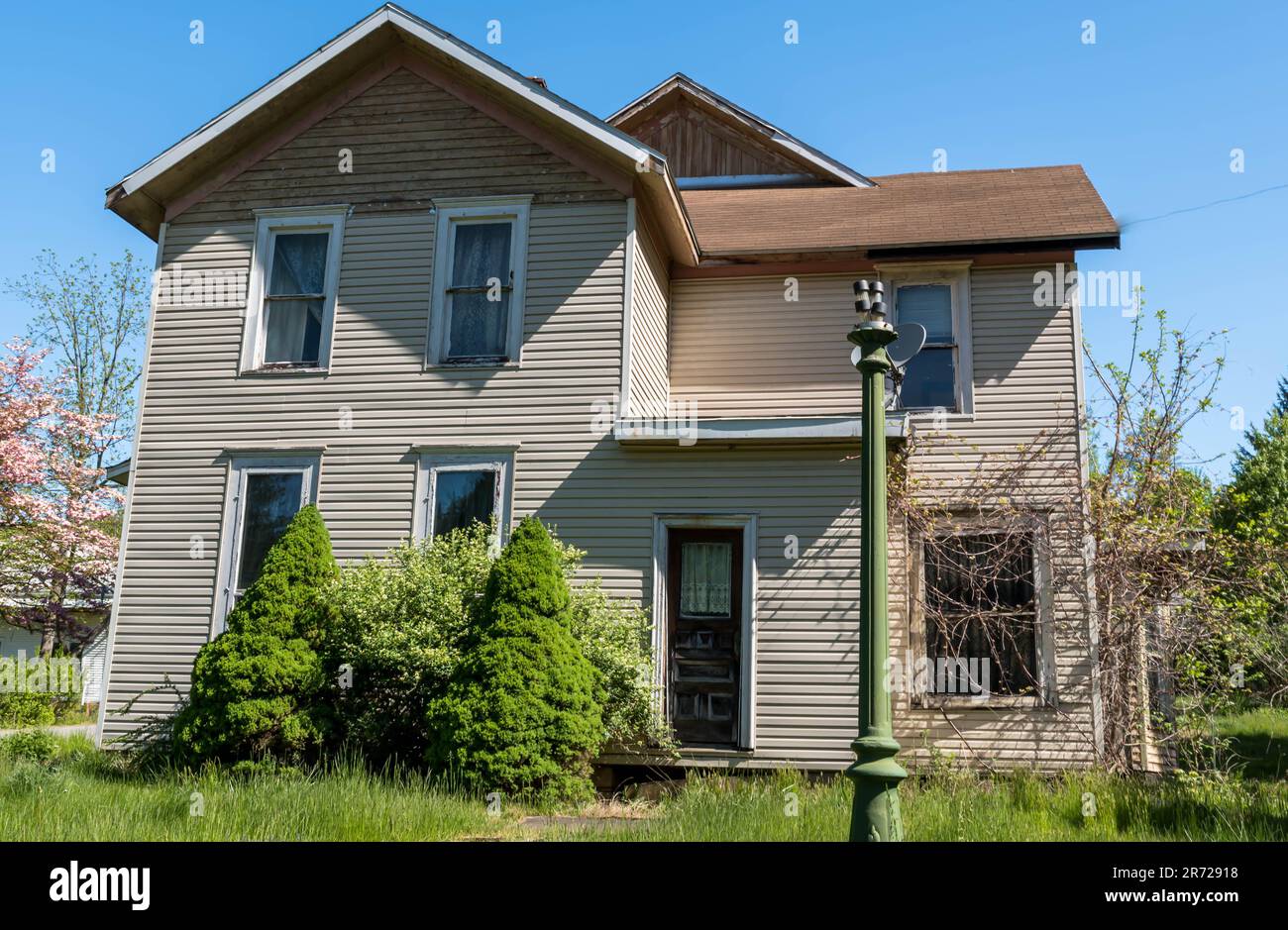 An old empty house on Main Street in Tidioute, Pennsylvania, USA Stock Photo Alamy