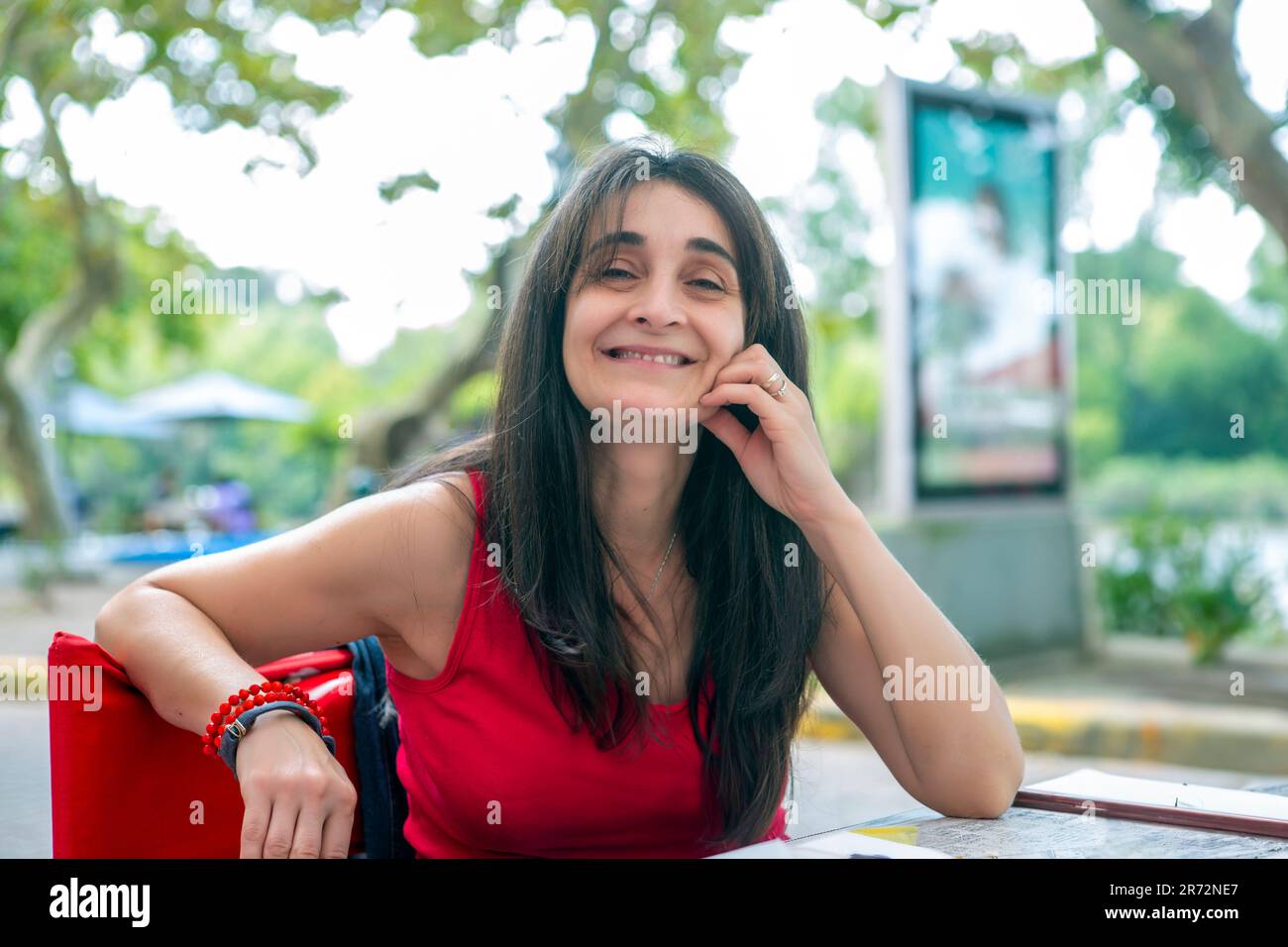 Smiling pretty woman posing hi-res stock photography and images - Alamy