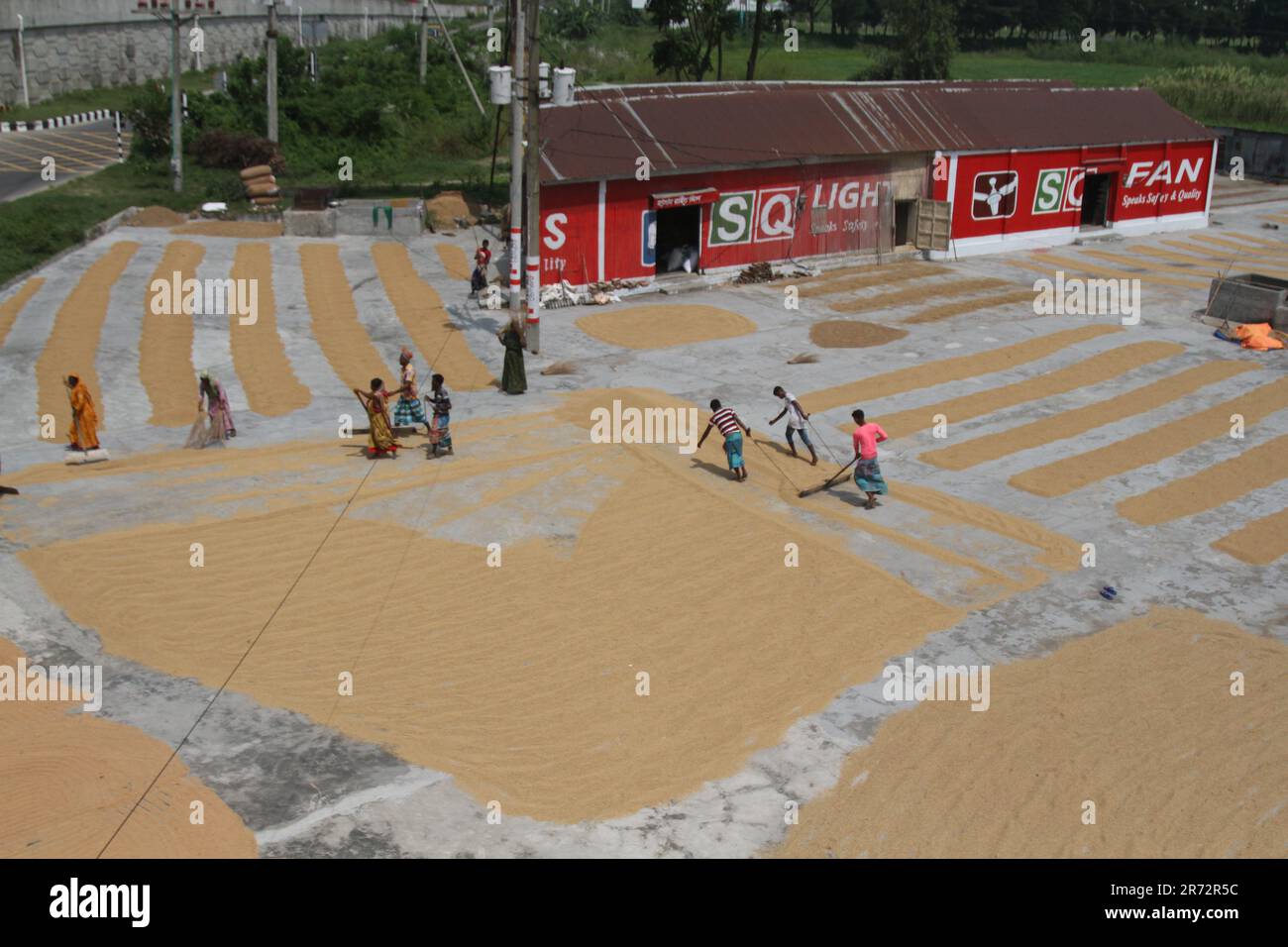 Munshiganj, Dhaka, Bangladesh. 29th Sep, 2022. Rice mill workers turn