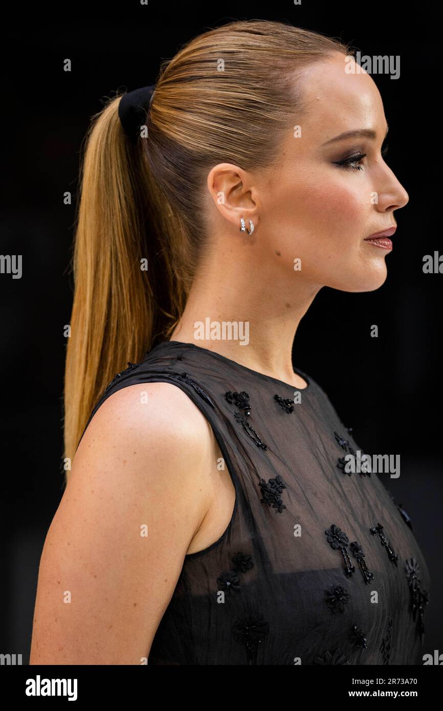 Jennifer Lawrence poses for photographers upon arrival at the premiere ...