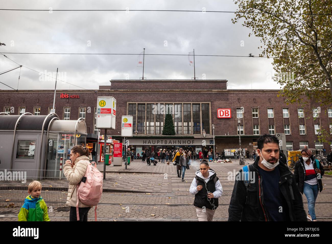 Picture of the main facade of Dusseldorf Hbf railway station in Dusseldorf, Germany. Düsseldorf Hauptbahnhof is the main railway station of Düsseldorf Stock Photo