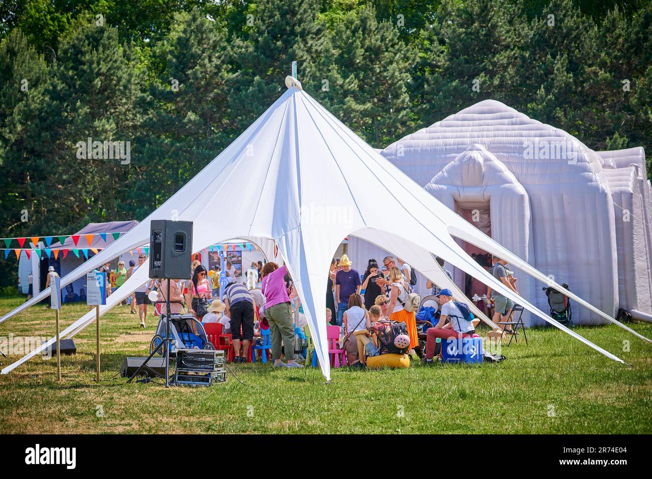 Large crowd of people gathered hi-res stock photography and images - Alamy
