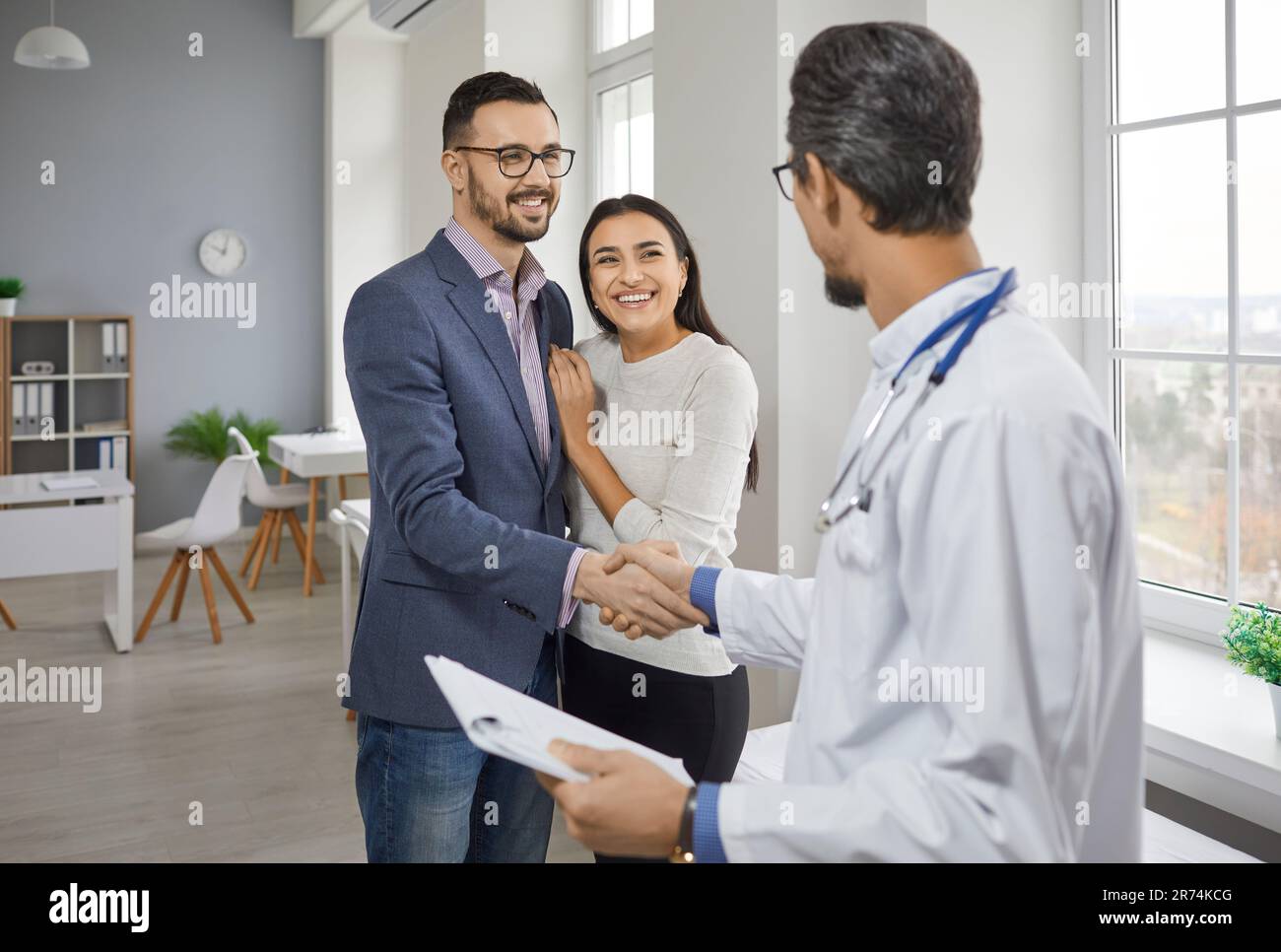 Pregnant couple talking to doctor hi-res stock photography and images ...