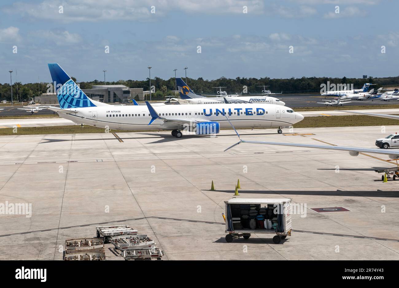 United Airlines Boeing 737 plane at Cancun airport, Mexico Stock Photo ...