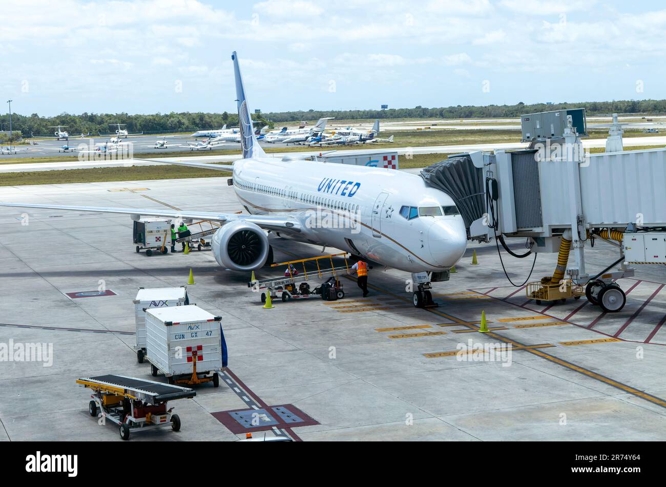 United Airlines Boeing 737 plane at Cancun airport, Mexico Stock Photo ...