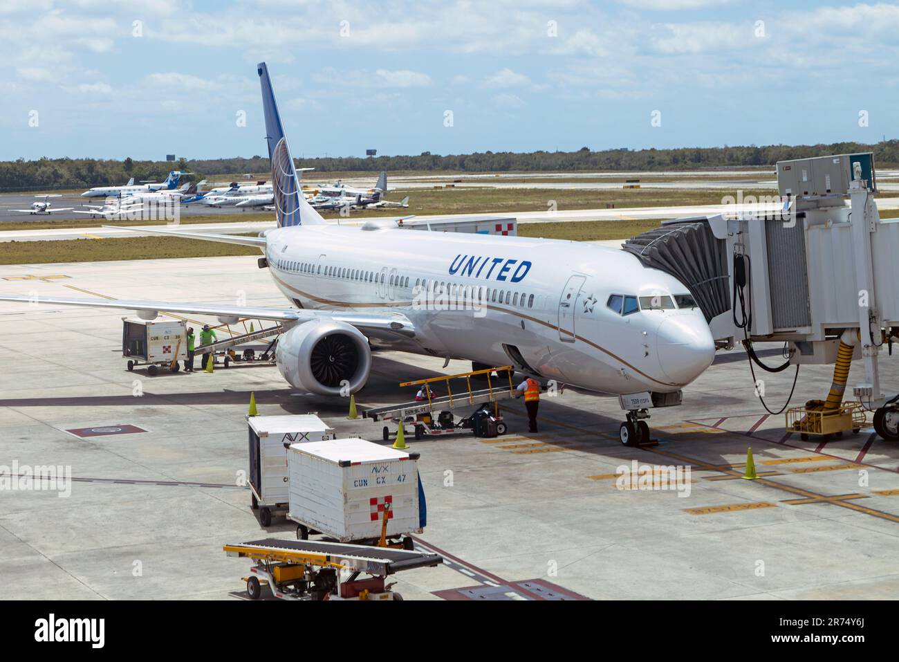 United Airlines Boeing 737 plane at Cancun airport, Mexico Stock Photo ...