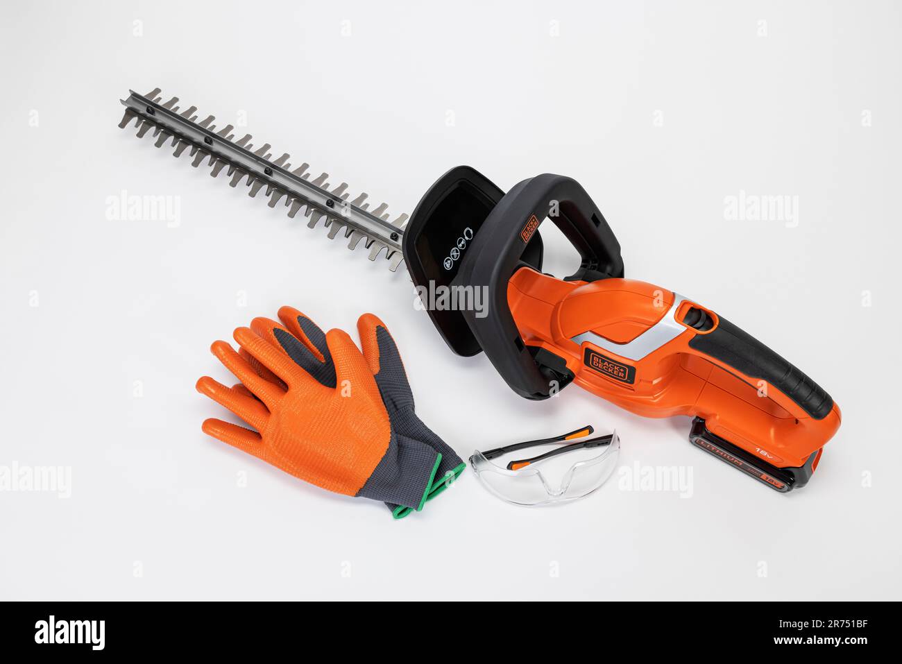 Black & Decker battery hedge trimmer 18V, garden gloves, safety glasses