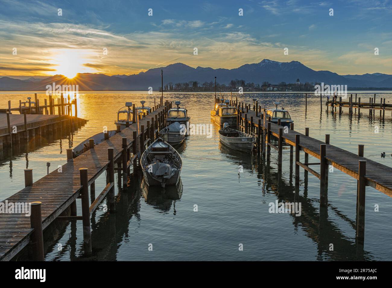 sunrise on New Year's Day 2023 over Fraueninsel and the boat harbour, Germany, Bavaria, Lake Chiemsee, Gstadt Stock Photo