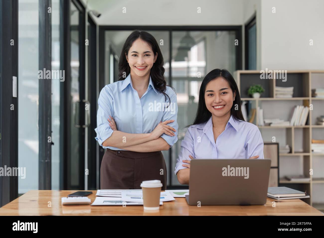Two confident business workers hi-res stock photography and images - Alamy