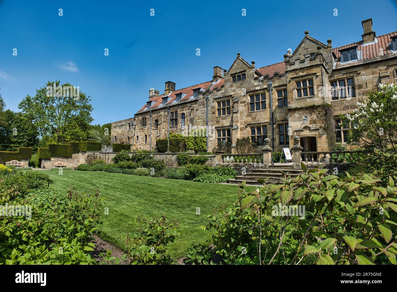 Manor house gardens hi-res stock photography and images - Alamy