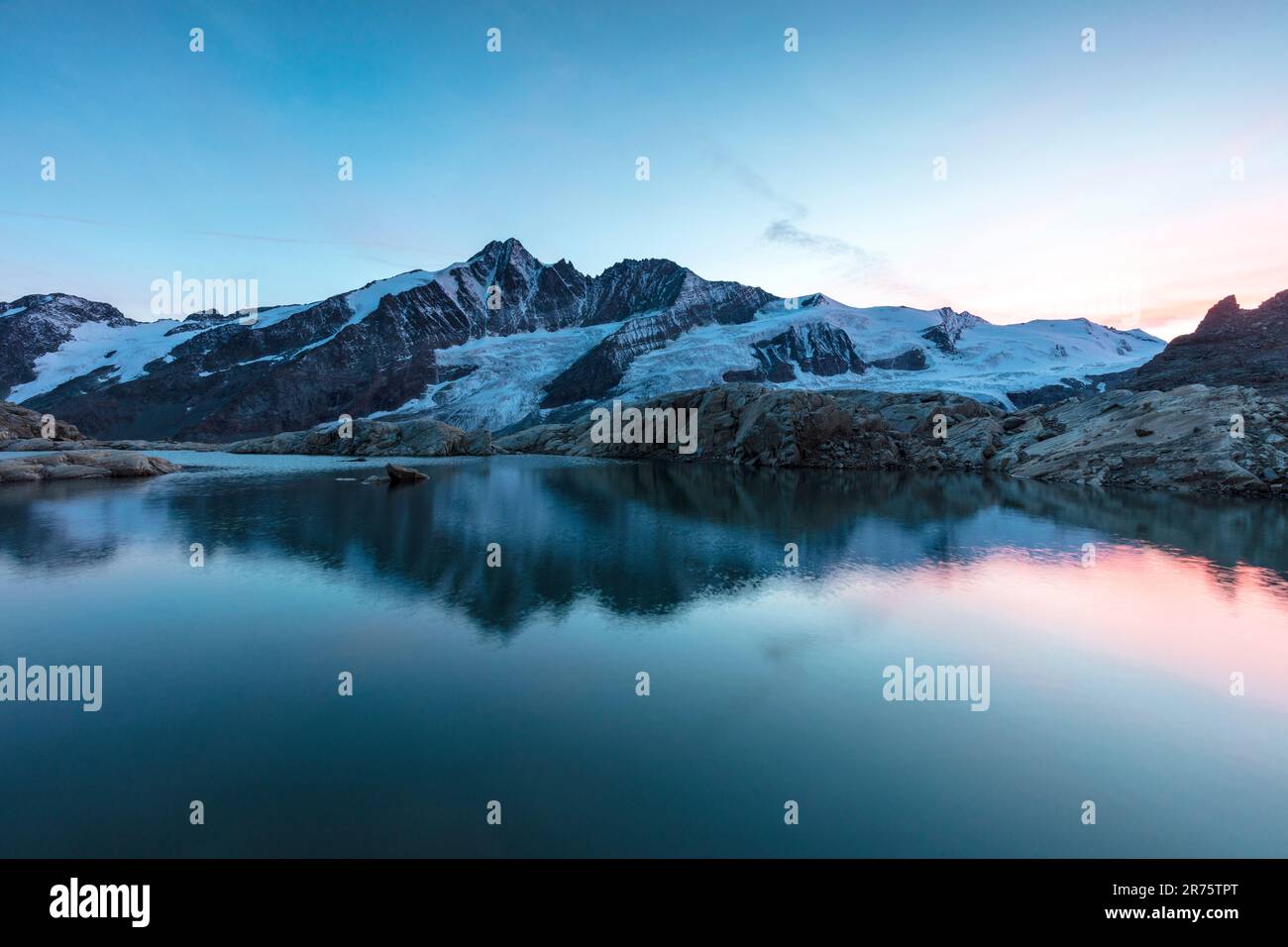 Evening glow at glacial lake hi-res stock photography and images - Alamy
