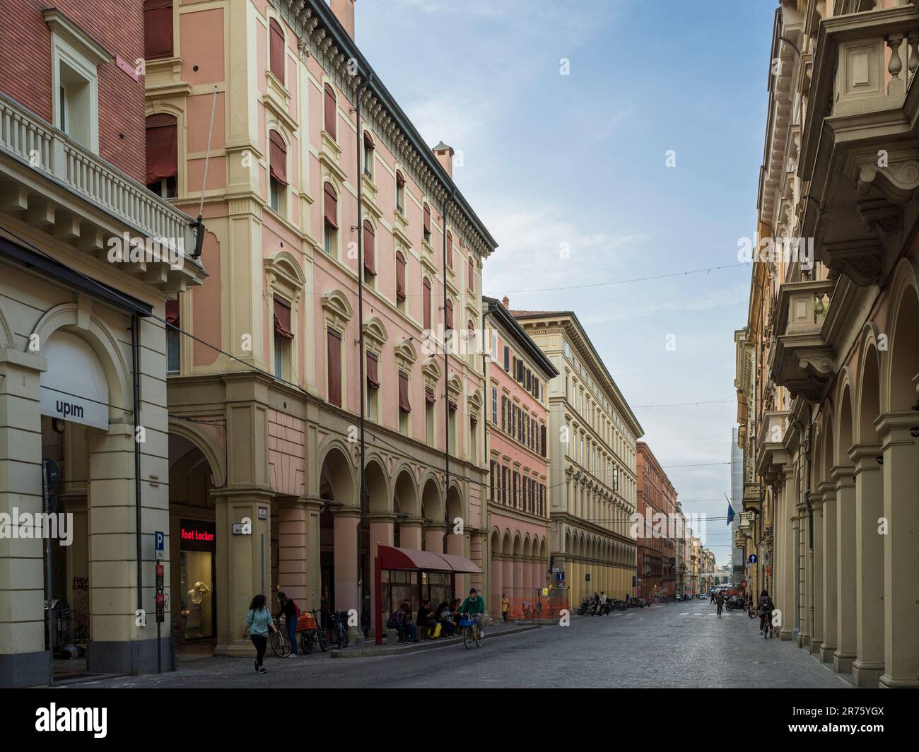 Italy, Bologna, Via dell'Indipendenza, street scene Stock Photo Alamy