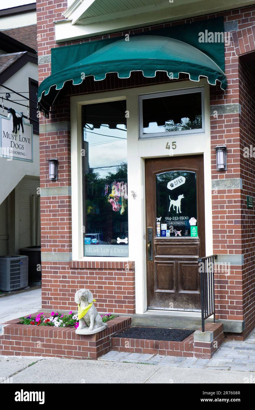 The exterior of Must Love Dogs, a small charming pet groomer on Katonah Avenue in Katonah, Westchester, New York. Stock Photo