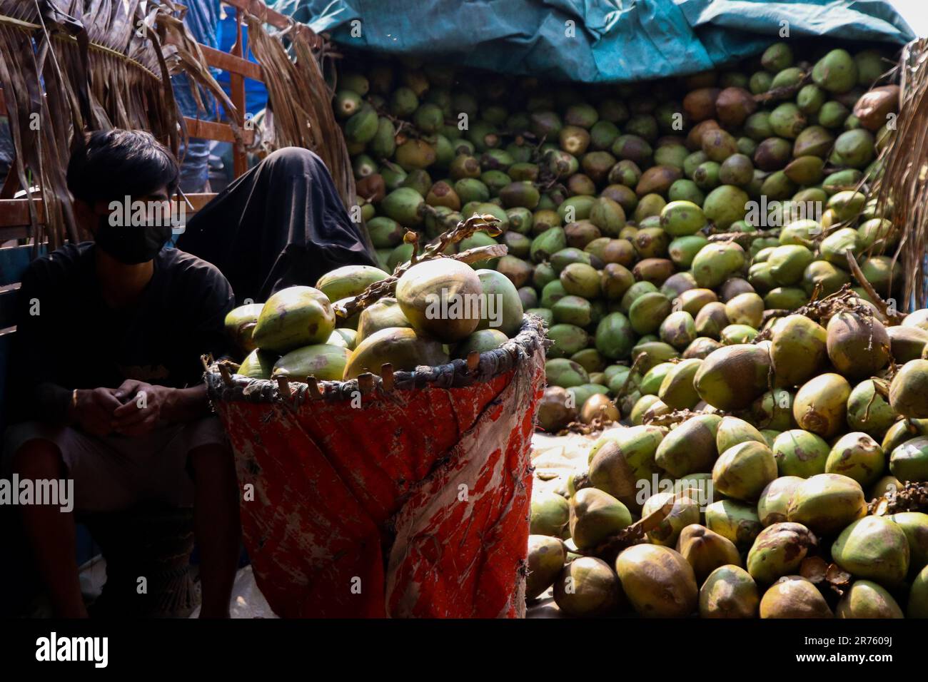 Kathmandu, Nepal. 13th June, 2023. On June 13, 2023, in Kathmandu, Nepal. A fruit vendor
