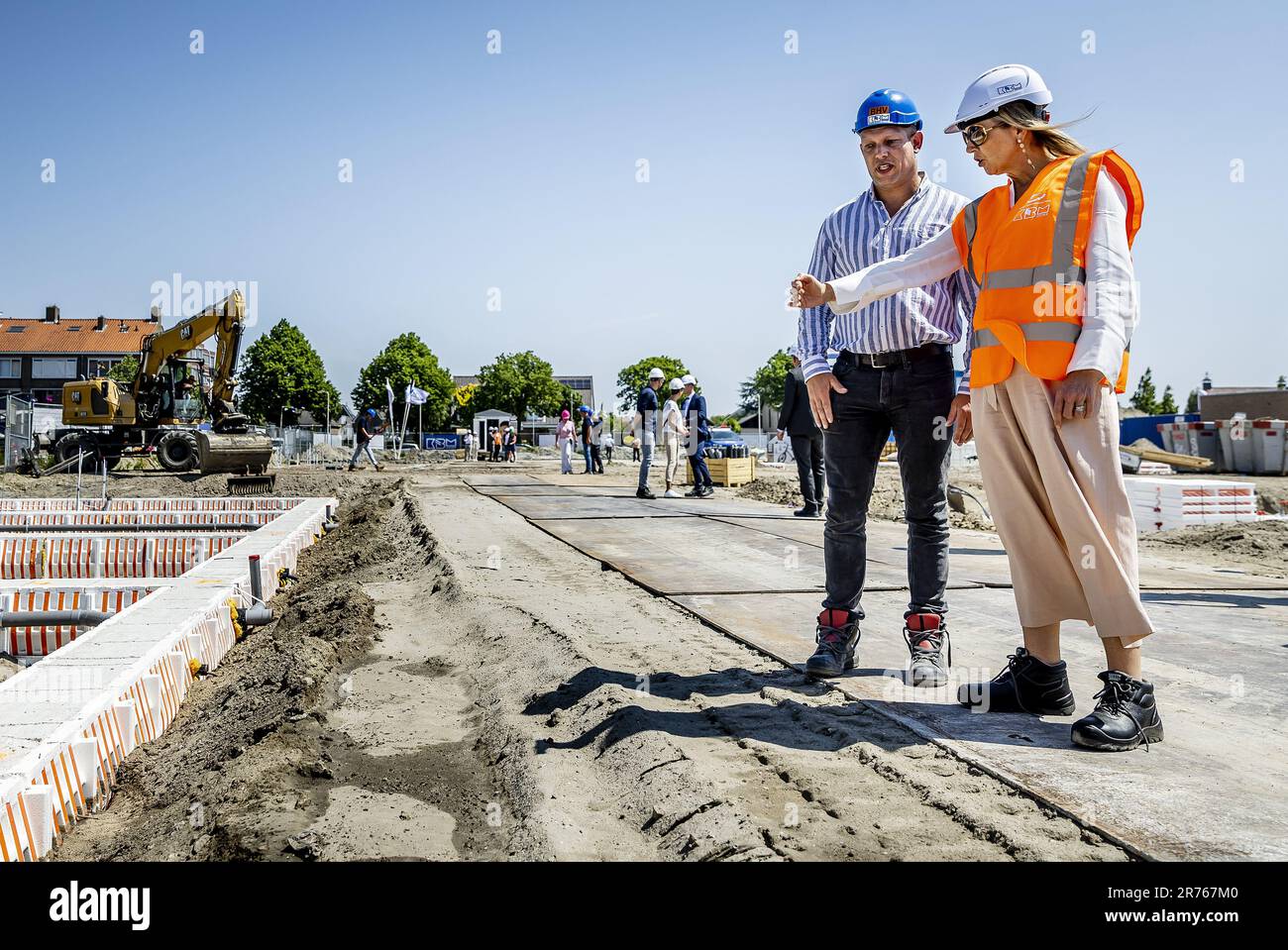 Rinsburg, Netherlands. 13th June, 2023. RINSBURG - Queen Maxima during her visit to a housing project of Koninklijke Bouwend Nederland member company KBM in the context of the sixteenth edition of the Day of Construction. ANP REMKO DE WAAL netherlands out - belgium out Credit: ANP/Alamy Live News Stock Photo