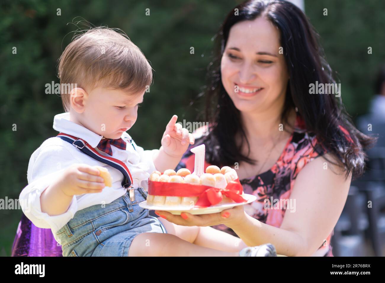 baby boy shares joy of his birthday with his mother, with a cake(01)