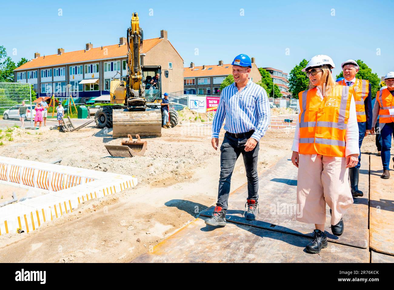 Rijnsburg, Niederlande. 13th June, 2023. Queen Maxima of The Netherlands at the construction project in Rijnsburg, on June 13, 2023, to visit a housing project of Koninklijke Bouwend Nederland member company KBM Credit: Albert Nieboer/Netherlands OUT/Point De Vue OUT/dpa/Alamy Live News Stock Photo