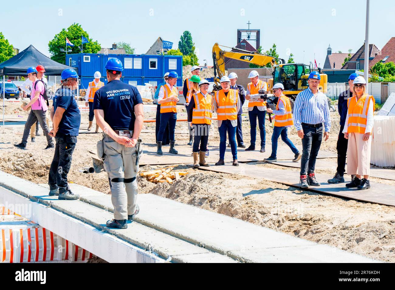 Rijnsburg, Niederlande. 13th June, 2023. Queen Maxima of The Netherlands at the construction project in Rijnsburg, on June 13, 2023, to visit a housing project of Koninklijke Bouwend Nederland member company KBM Credit: Albert Nieboer/Netherlands OUT/Point De Vue OUT/dpa/Alamy Live News Stock Photo