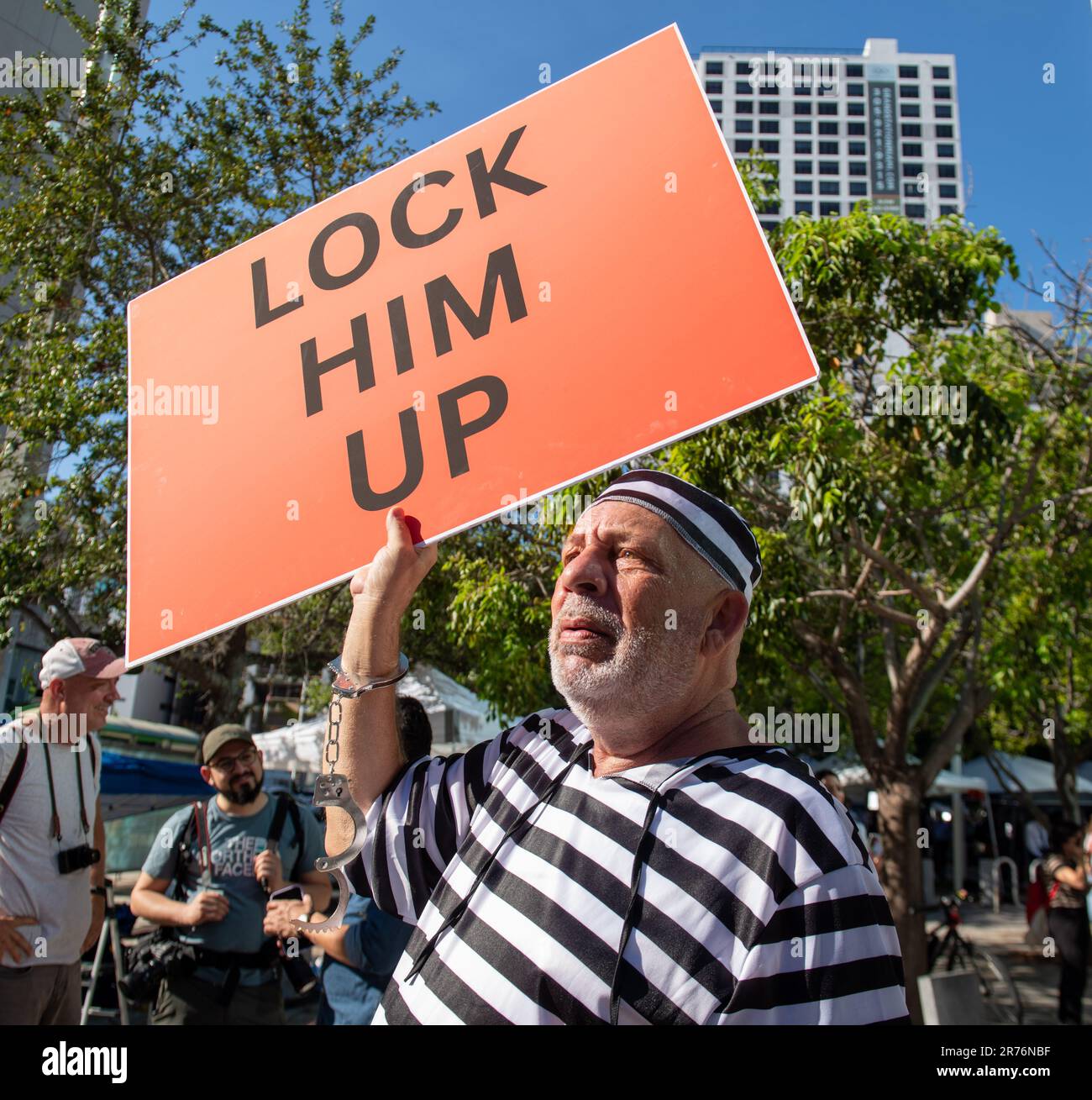 Miami, Florida, USA. 13th June, 2023. June 13, 2023 Miami, FL: Domenic Santana, a supporter of the charges against former US president Donald Trump, dresses in costume in front of the Wilkie D. Ferguson Jr. US Federal Courthouse before Trump is arraigned for espionage and obstruction of justice. (Credit Image: © Dominic Gwinn/ZUMA Press Wire) EDITORIAL USAGE ONLY! Not for Commercial USAGE! Stock Photo