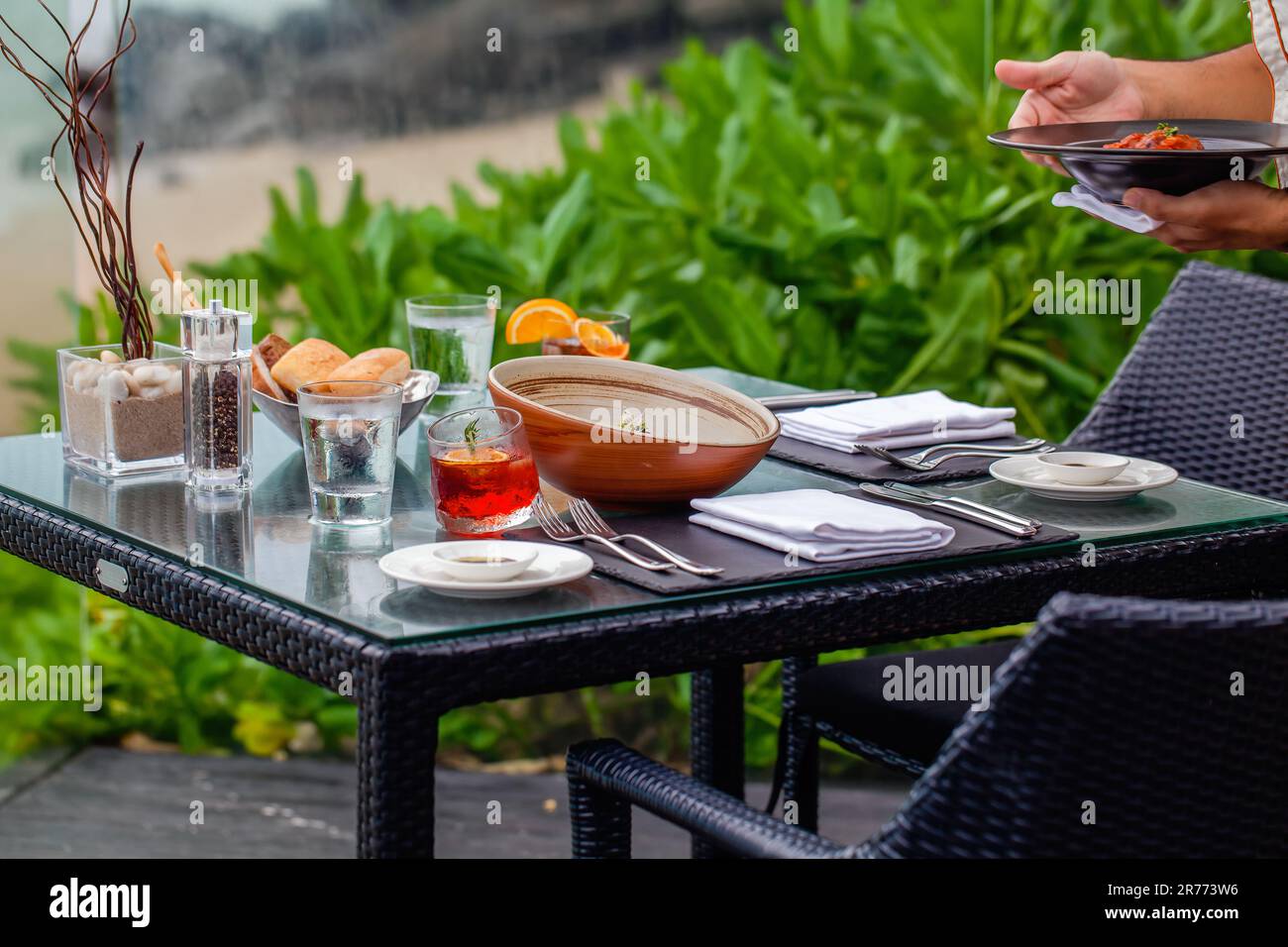 Atender Table Attends dinner hi-res stock photography and images - Alamy